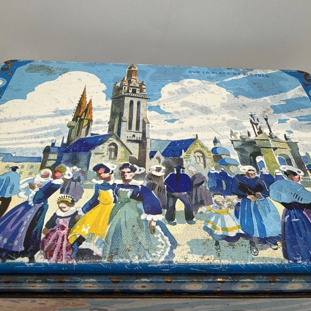 Old French Metal Tin Sur La Place De Pleyben‎ Vibrant Colors 7x5